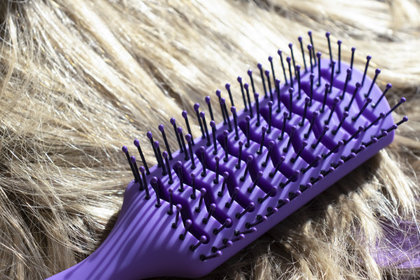 梳子和金发特写图片下载