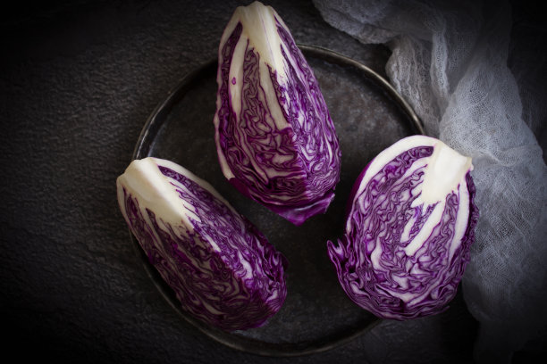 蓝色的卷心菜在深色的背景上图片下载