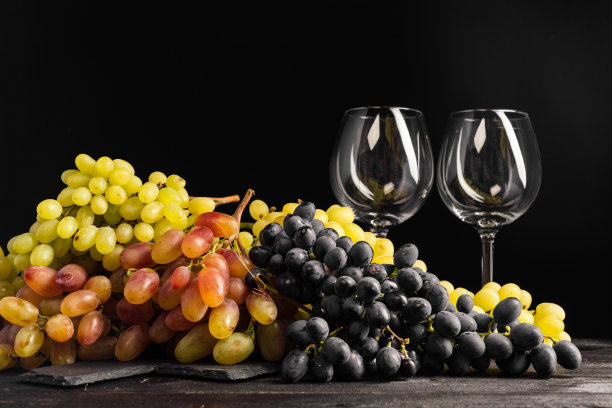 桌上摆着葡萄酒和葡萄图片下载