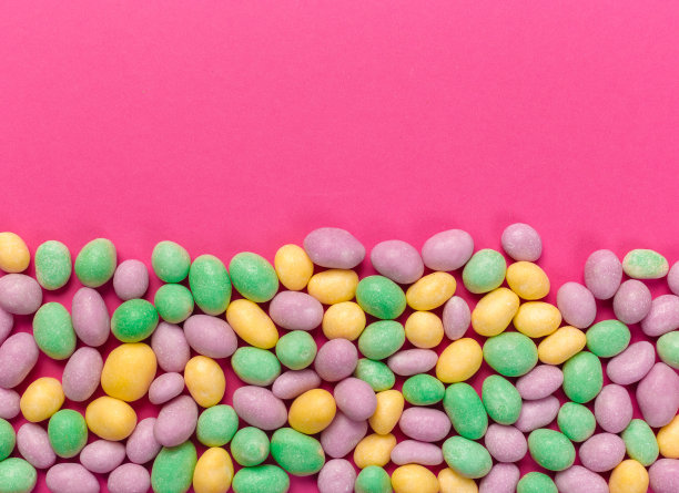 粉色背景上的彩色棒棒糖图片下载