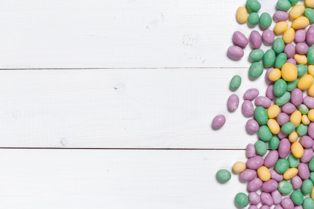 彩色糖果在木制背景图片下载