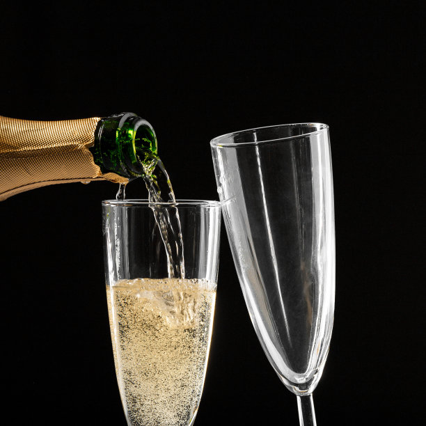 几杯带瓶的香槟图片下载