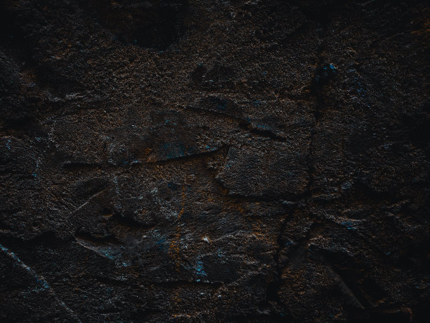 岩石表面有裂缝。黑色的纹理。石头的背景。黑暗的大理石。岩石纹理。岩石堆。墙漆点。枯燥乏味的粗糙结构。抽象的纹理。图片下载