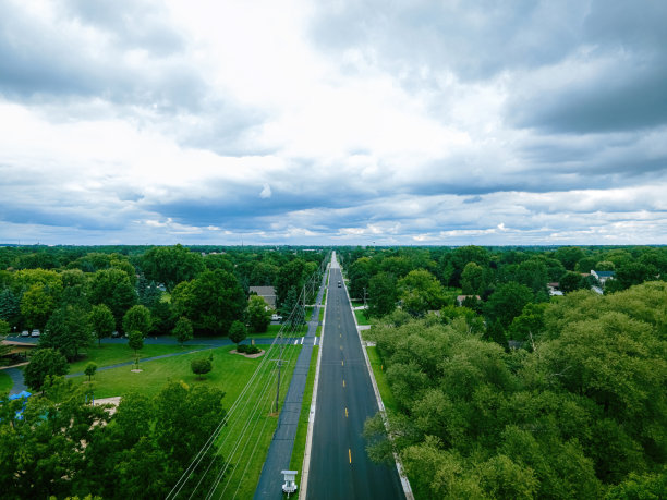 带有戏剧性天空的住宅街图片下载