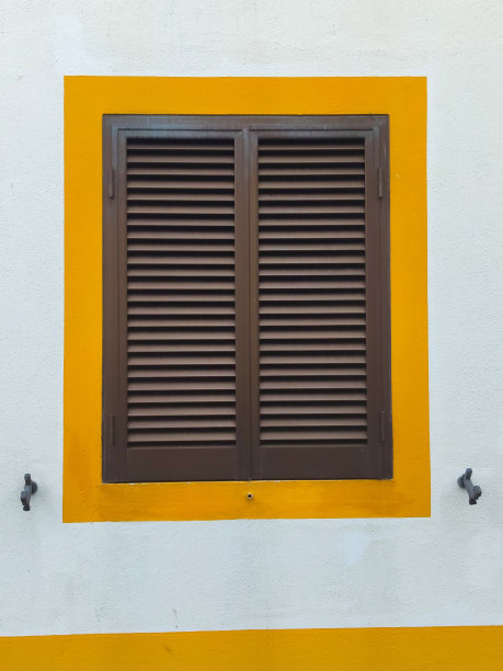 在葡萄牙亚速尔群岛的弗洛雷斯岛，彩色的窗户在彩色的笔触上的白墙上图片下载