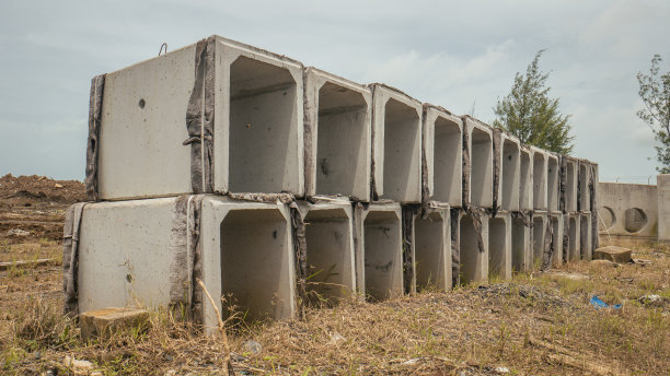 照片的隔间混凝土下水道在地面和浑浊的气氛。图片下载