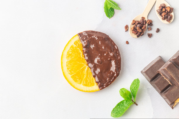 制作蘸黑巧克力的蜜饯橙片图片下载