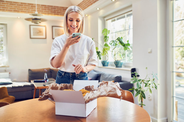 用手机拍照的女人在网上卖衣服图片下载