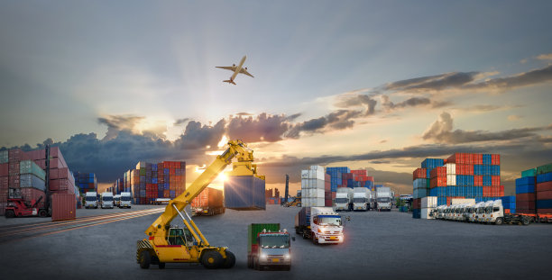船舶港口集装箱卡车业务集装箱货船和货机的物流运输日出船厂吊桥工作，物流进出口和运输行业背景图片下载