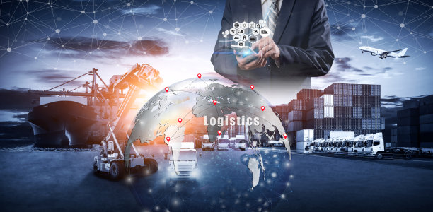 商家用智能手机分析物流港库存和世界地图，在线下单，物流网络进出口运输贸易业务概念图片下载