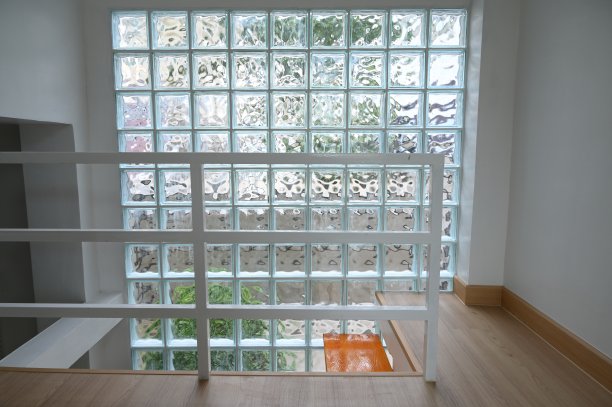 木地板配玻璃墙，室内设计图片下载