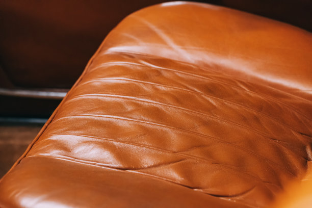 车内座椅的内饰是皮革和整齐的针脚。图片下载