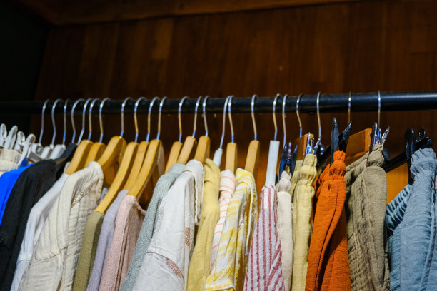 零售店衣架上的衣服图片下载
