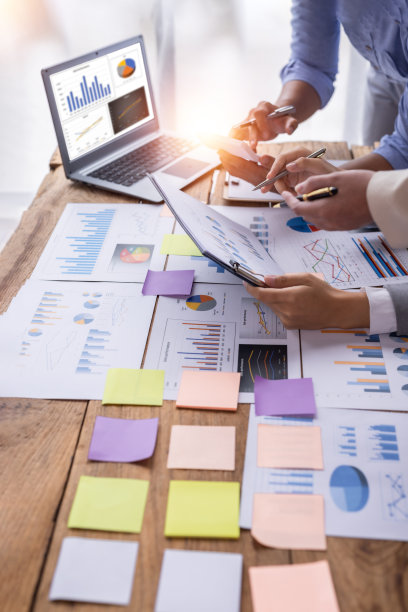 法律顾问和商务顾问，两位商务人士在会议室讨论，计划分析投资和营销，头脑风暴，讨论和分析和规划商业战略。图片下载