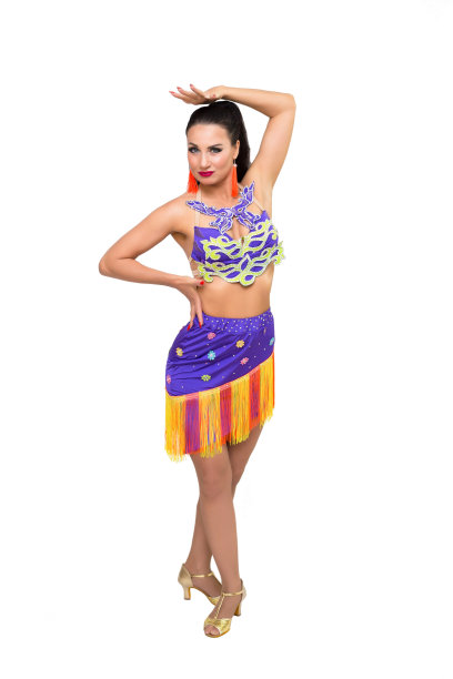 一个穿着亮紫色套装的舞者，在白色的背景下，脸上挂着灿烂的笑容，孤立无援图片下载