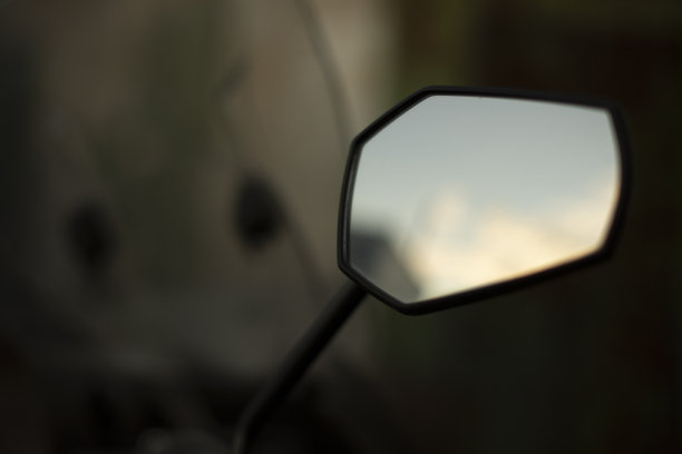 摩托车后视镜。运输的细节。路视图的工具。图片下载