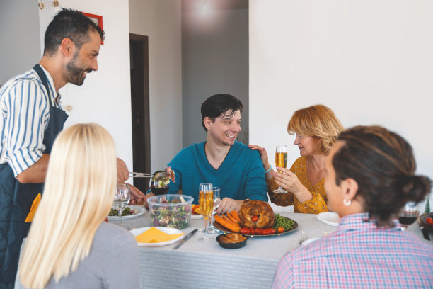 和朋友一起享受美食图片下载