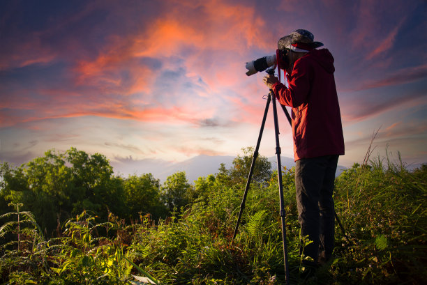 摄影师，拍下夕阳下的美丽瞬间图片下载