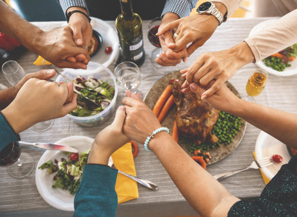 在节日晚餐前祷告图片下载