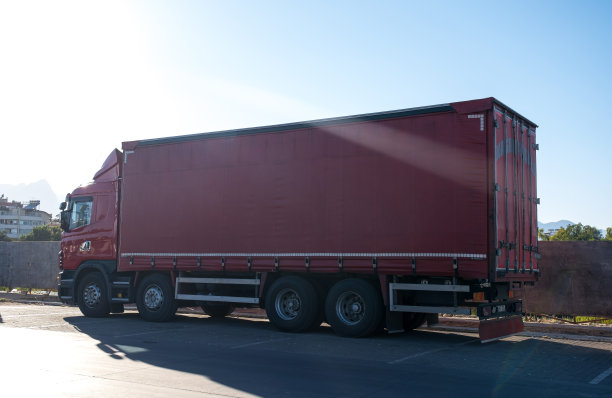 从侧面看是红色皮卡图片下载