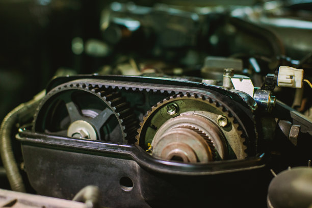 汽车发动机维修。汽车装配。修复的工具。图片下载