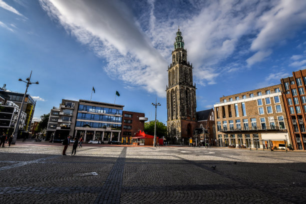 荷兰格罗宁根圣马丁教堂和钟塔附近的广场图片下载