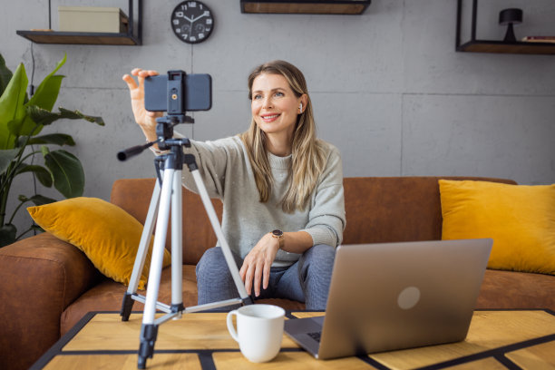 成熟的女人在家拍视频博客图片下载