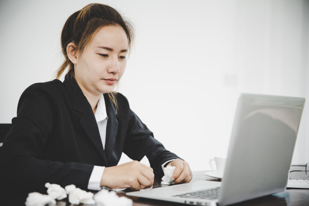 生病的年轻亚洲商业女性感冒发烧图片下载
