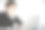 生病的年轻亚洲商业女性独自坐在工作打喷嚏图片下载