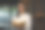 积极的女学生在图书馆的书架间看书。教育和人的观念。图片下载