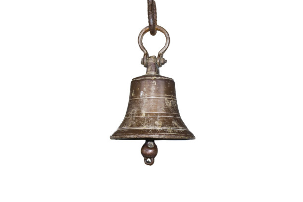 敲着庙里的老钟，金色的金属老钟孤立在白色的背景上图片下载