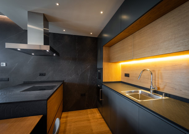 豪华的黑色厨房内部配有电器图片下载