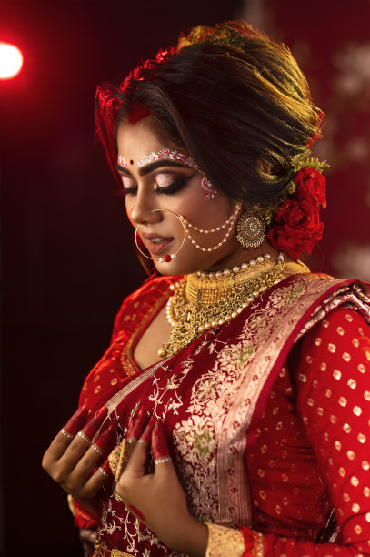 传统的印度新娘Look由一个美丽的模特与高端化妆品，服装，珠宝美丽的印度模特库存照片图片下载