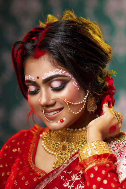 传统的印度新娘Look由一个美丽的模特与高端化妆品，服装，珠宝美丽的印度模特库存照片图片下载