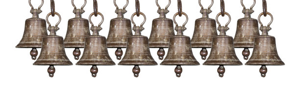 敲着庙里的老钟，金色的金属老钟孤立在白色的背景上图片下载