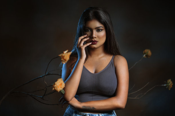 美丽的印度女士摆姿势为高级时装模特照片由普里塔姆米特拉股票照片图片下载