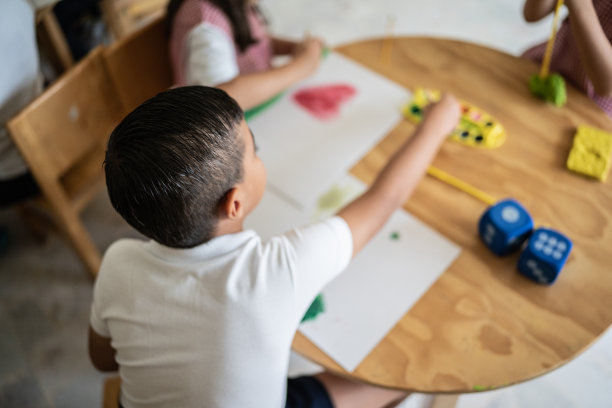 小学生在学校的教室里画画图片下载