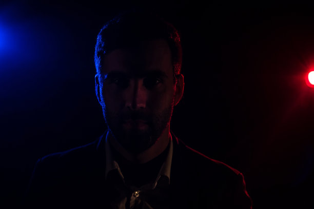 特写照片的男性的脸和蓝光的背景。图片下载