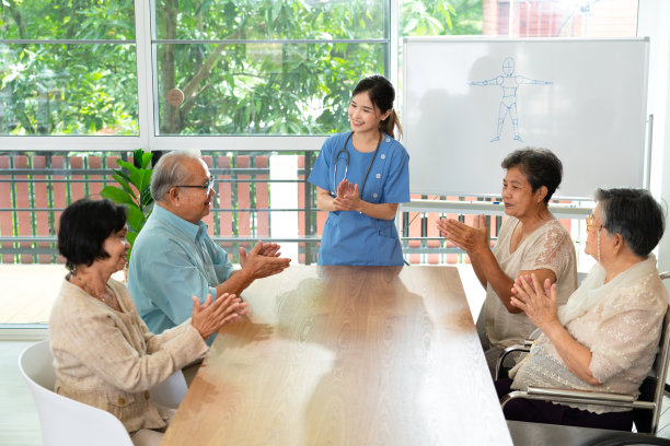 护士在家中照顾老人，并在康复期间对他们进行教育。图片下载