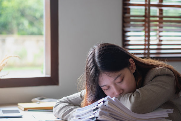 疲劳综合症的概念。职业女性在工作中感到不舒服。这是由压力引起的，由于不成功的工作和较少的休息。向精神病专家咨询。图片下载