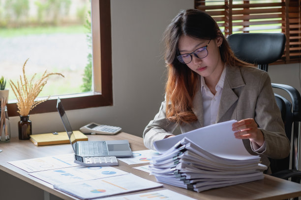 疲劳综合症的概念。职业女性在工作中感到不舒服。这是由压力引起的，由于不成功的工作和较少的休息。向精神病专家咨询。图片下载