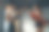 年轻的健美夫妇站在健身房里互相击掌微笑图片下载