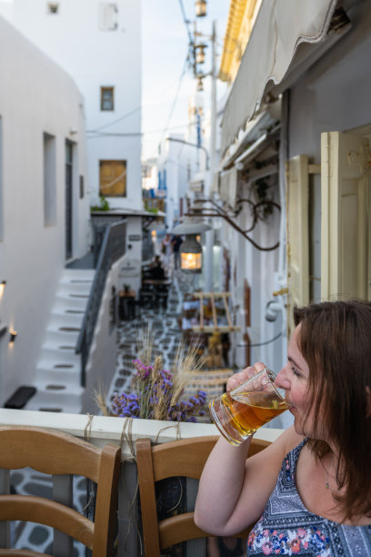 女旅行者在户外咖啡馆休息图片下载