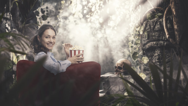 一位女士正在享受沉浸式的电影体验图片下载