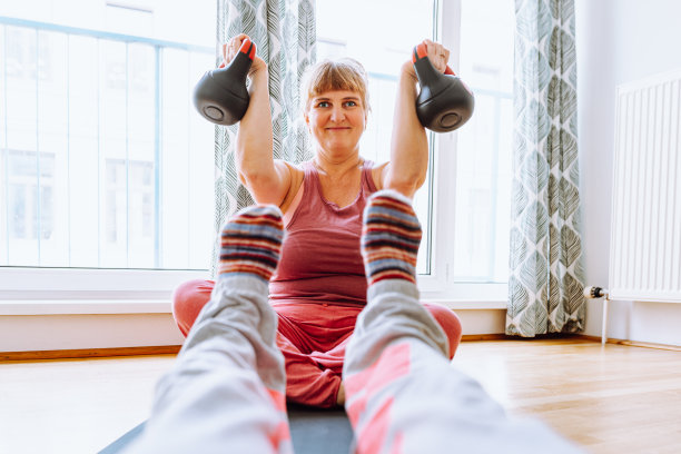 积极的生活方式，适合中年女性保持良好的身材图片下载