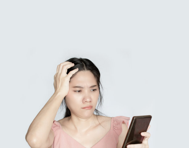 亚洲美女对使用WIFI、上网或通过智能手机进行社交活动感到困惑和失望图片下载