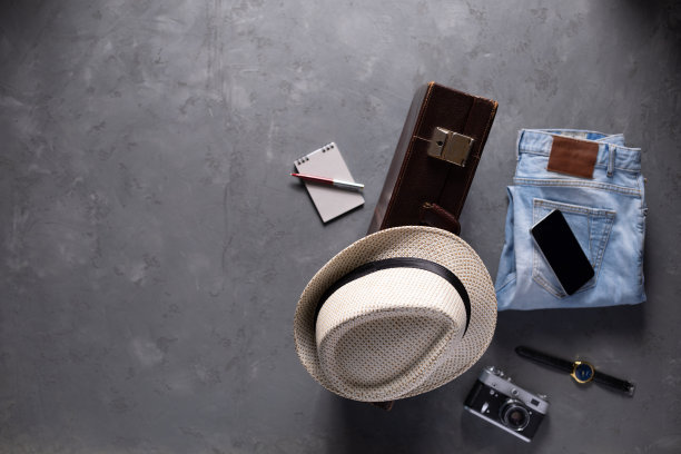 旅行物品设置和手提箱在地板背景纹理。以商品为概念的旅行袋图片下载