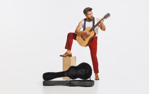 富有表现力的音乐家穿着复古风格的衣服弹吉他就像孤立在白色背景下的摇滚明星。复古风格，复古时尚，音乐，艺术图片下载