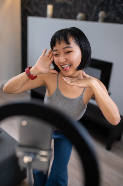 恶作剧的女孩视频博主娱乐她的在线观众图片下载