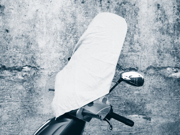 用床单盖着的固定滑板车图片下载